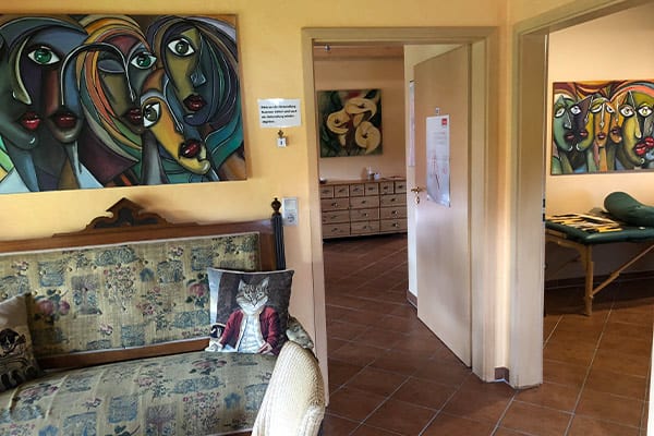 Freundlicher Praxisflur mit Blick in den Behandlungsraum