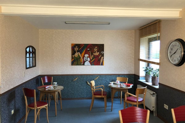 Helles Wartezimmer mit Sitzgruppen und Kunst an den Wänden