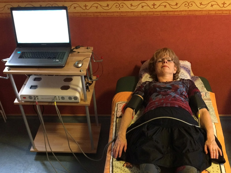 Patientin bei der Pulswellenmessung